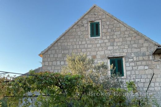 Villa Omiš, Grad Omiš