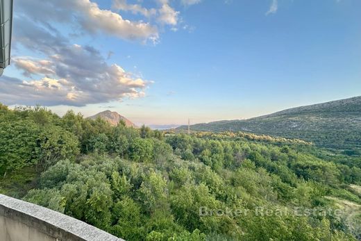 Villa a Omiš, Grad Omiš