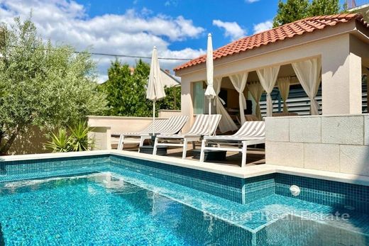 Villa a Čiovo, Grad Trogir