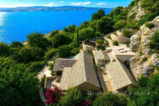 Villa a Omiš, Grad Omiš