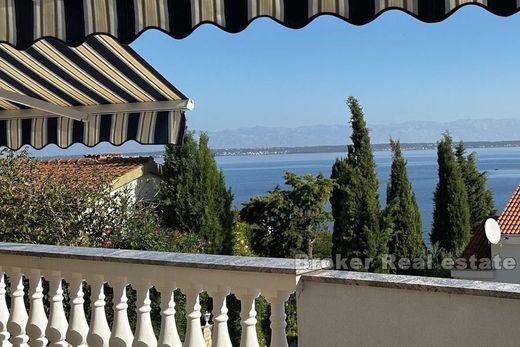 Villa a Ugljan, Preko