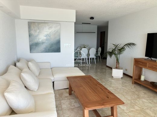Apartment / Etagenwohnung in Punta del Este, Punta Del Este