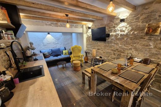 Villa in Kaštel Sućurac, Kaštela