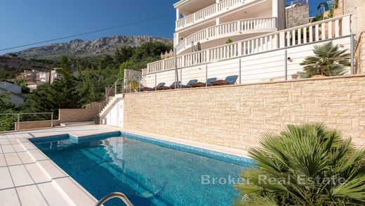 Villa Omiš, Grad Omiš