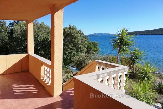 Villa a Ugljan, Preko