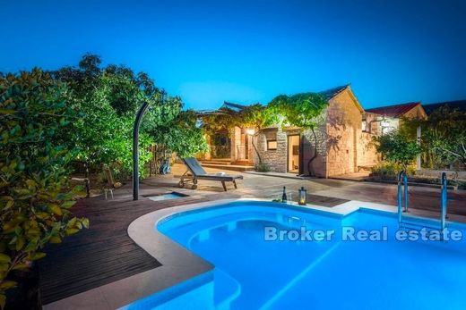 Villa Trogir, Grad Trogir