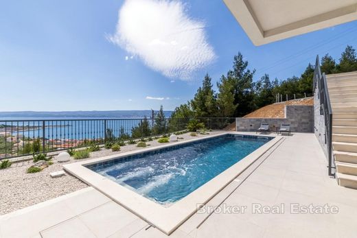 Villa a Omiš, Grad Omiš