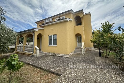 Villa a Ugljan, Preko