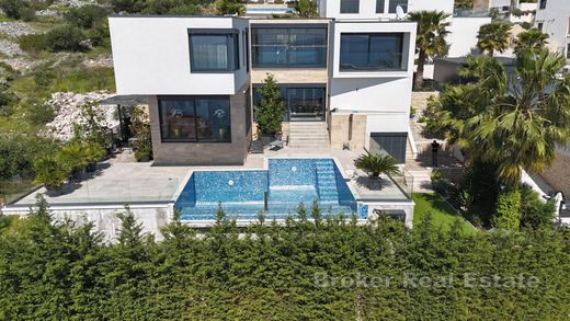 Villa a Čiovo, Grad Trogir