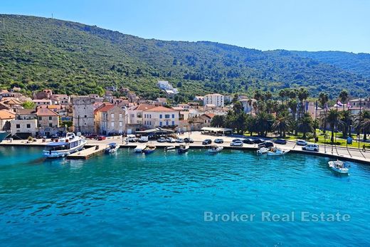 Villa à Vis, Town of Vis