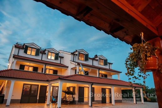 Villa à Imotski, Grad Imotski