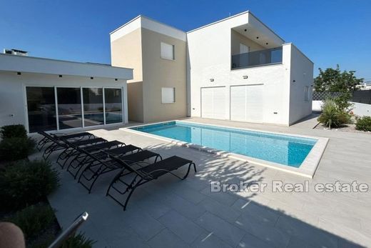 Villa in Kaštel Sućurac, Kaštela