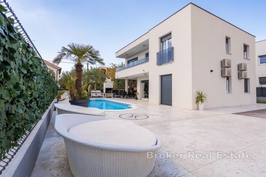 Villa - Kaštel Sućurac, Kaštela