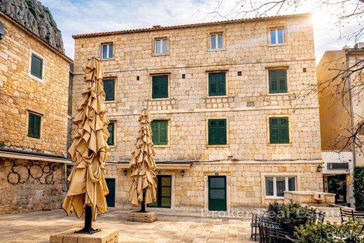 Villa Omiš, Grad Omiš