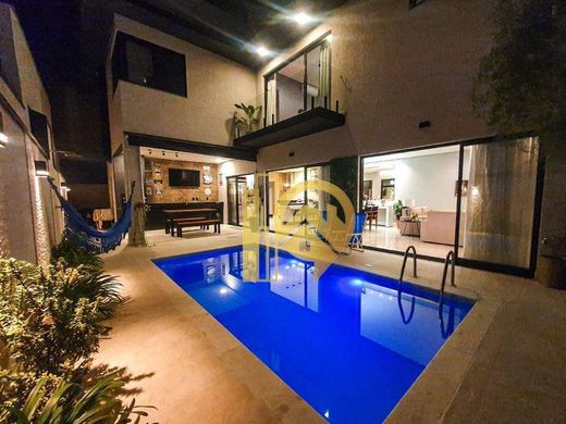 Villa - Jacareí, São Paulo