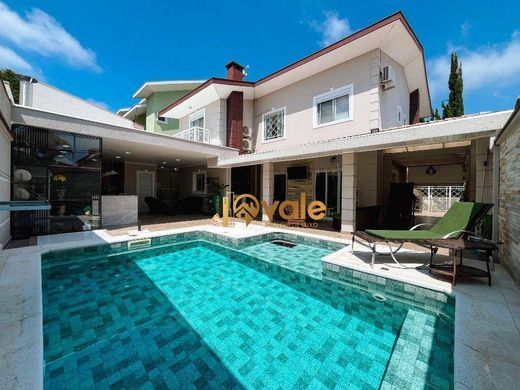 Villa - Jacareí, São Paulo