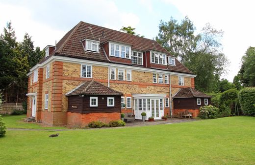 Apartment in Walton on the Hill, Surrey