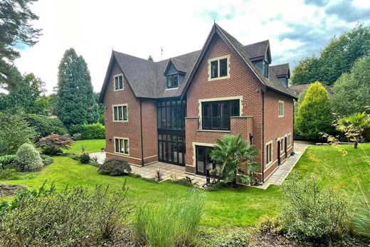 Casa Unifamiliare a Kingswood, Surrey