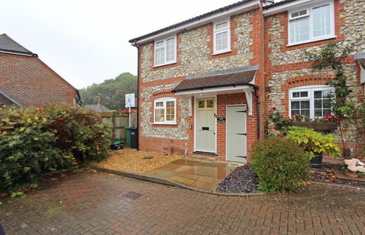 Mehrfamilienhaus in Tadworth, Surrey