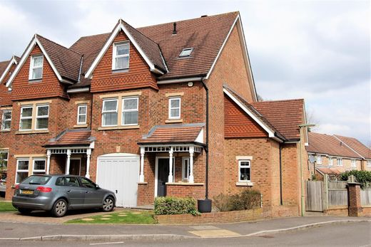 Semidetached House in Chipstead, Surrey