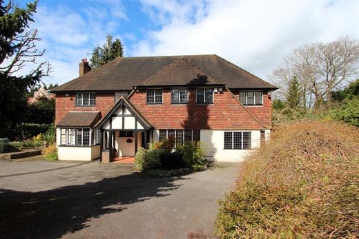 Casa Unifamiliare a Kingswood, Surrey