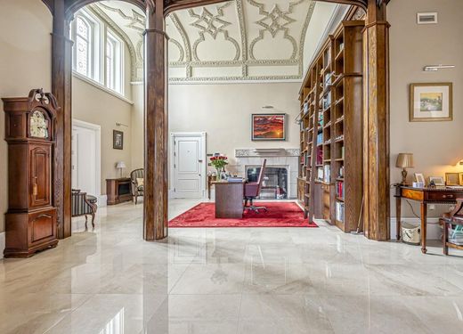 Apartment in Kingswood, Surrey