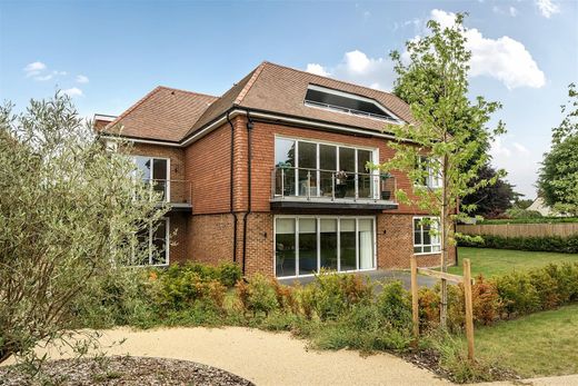 Kingswood, Surreyのアパートメント