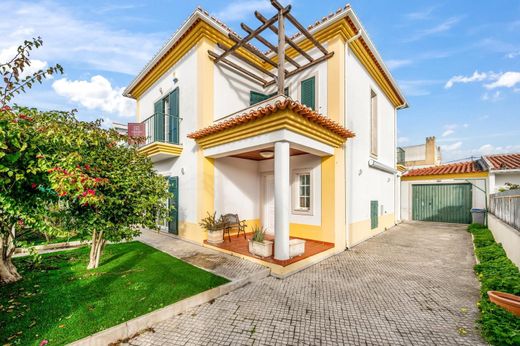 Detached House in Almada, Distrito de Setúbal