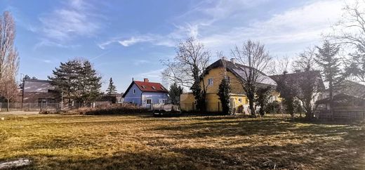 Land in Traiskirchen, Politischer Bezirk Baden