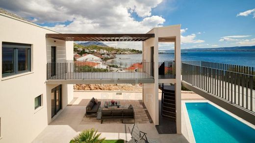 Villa Omiš, Grad Omiš