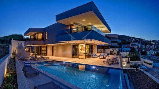 Villa Trogir, Grad Trogir