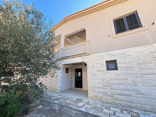 Luxury home in Mandre, Kolan