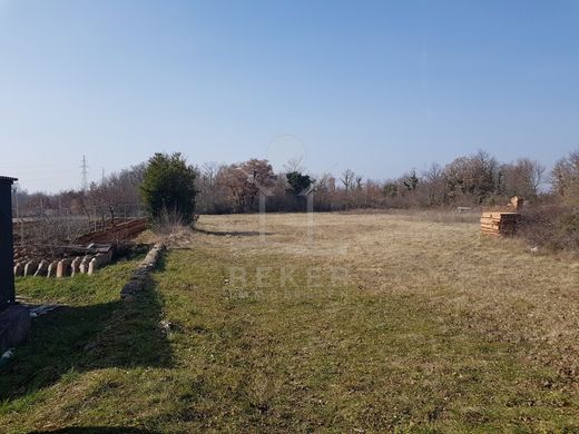 Teren w Svetvinčenat, Istria