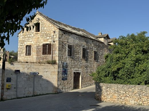 Villa Supetar, Grad Supetar