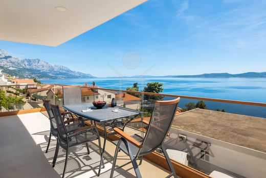 Villa Pisak, Grad Omiš