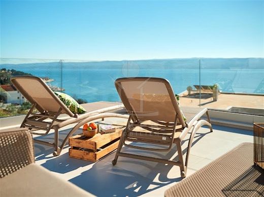 Villa Omiš, Grad Omiš