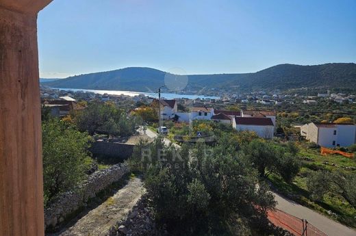 Villa Vinišće, Marina