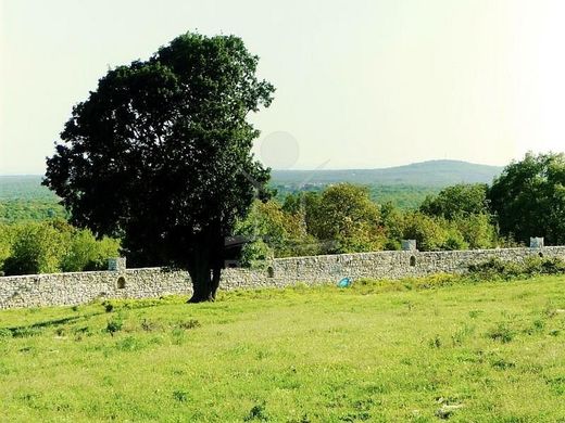 Grundstück in Kanfanar, Istria