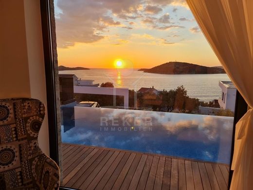 빌라 / Rogoznica, Rogoznica Općina