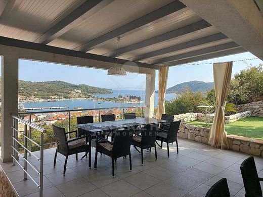 Lüks ev Vis, Town of Vis