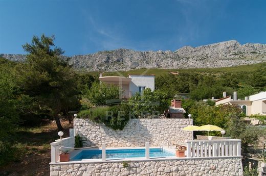Villa Omiš, Grad Omiš
