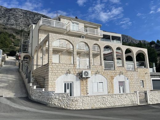 Villa Omiš, Grad Omiš