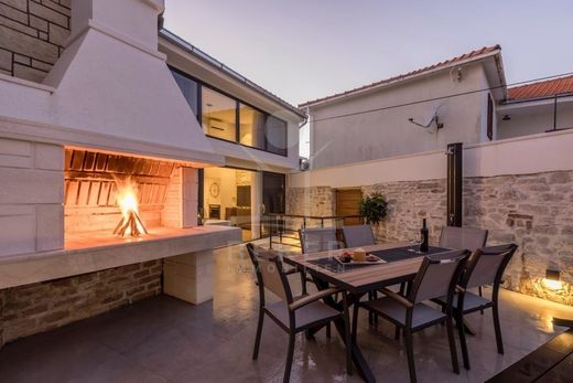 Villa a San Pietro di Brazza, Grad Supetar