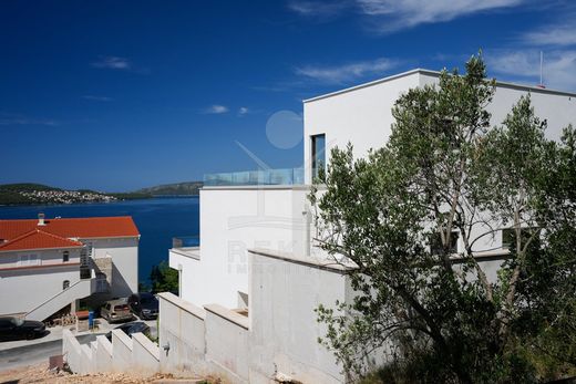 Villa Trogir, Grad Trogir