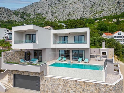 Villa Omiš, Grad Omiš