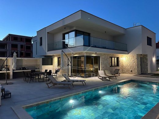 Luxury home in Mandre, Kolan