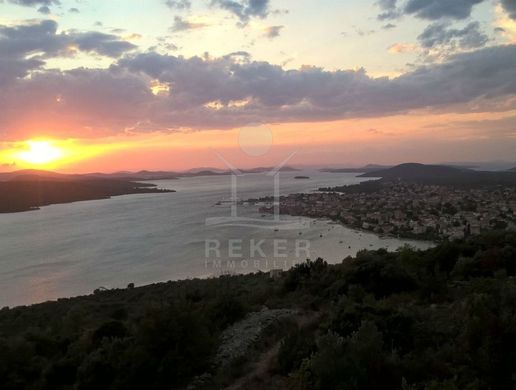 Teren w Šibenik, Grad Šibenik