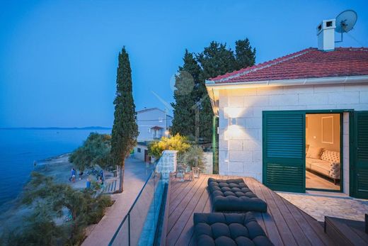 Villa - Luka, Sali