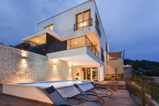 Villa Trogir, Grad Trogir