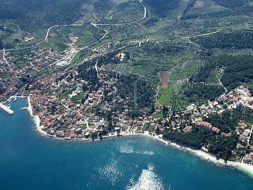 Grond in Pučišća, Split-Dalmatia